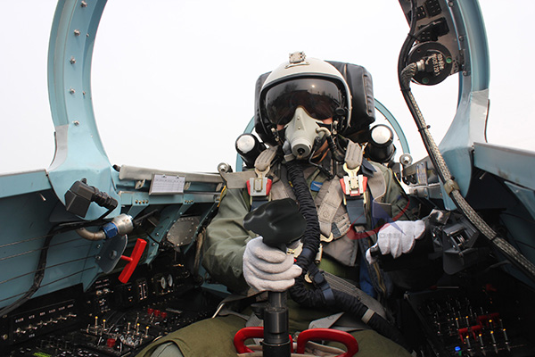 殲擊機飛行服和座艙試裝